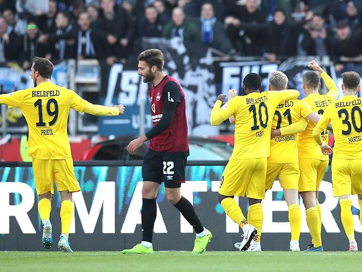 Bielefelds Voglsammer (3.v.r) jubelt mit seinen Kollegen Prietl (h, l-r), Yabo, Brunner und Hartel über seinen Treffer zum 2:0.