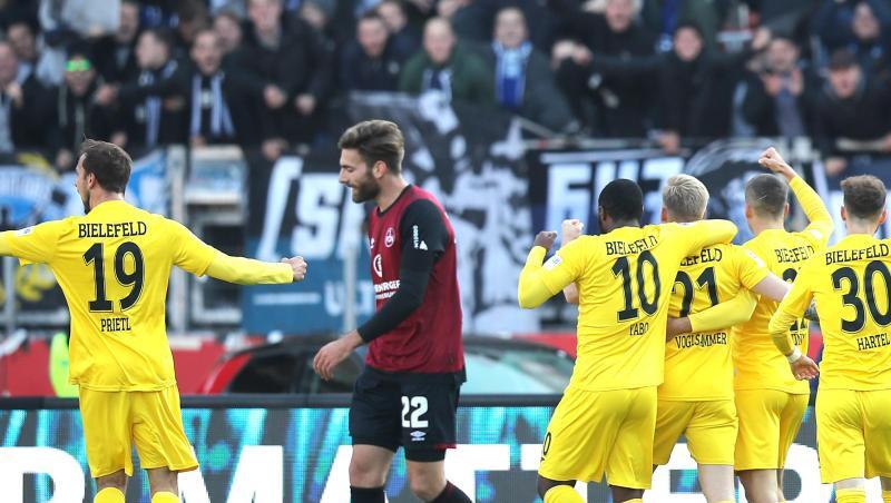 Bielefelds Voglsammer (3.v.r) jubelt mit seinen Kollegen Prietl (h, l-r), Yabo, Brunner und Hartel über seinen Treffer zum 2:0. Bielefelds Voglsammer (3.v.r) jubelt mit seinen Kollegen Prietl (h, l-r), Yabo, Brunner und Hartel über seinen Treffer zum 2:0.