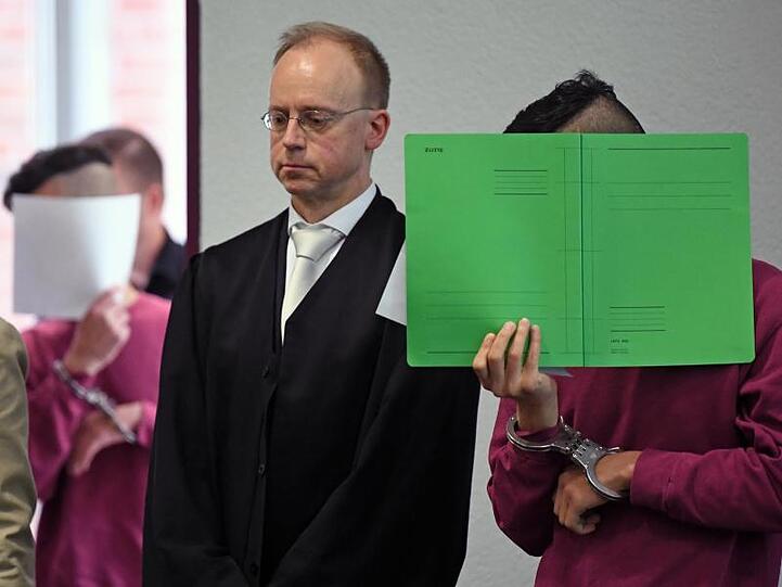 Während der Urteilsverkündung kam es zu Tumulten im Saal. Die Familie des Toten reagierte aggressiv auf die Verkündung des Strafmaßes für die beiden Angeklagten.