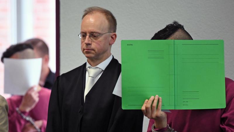 Während der Urteilsverkündung kam es zu Tumulten im Saal. Die Familie des Toten reagierte aggressiv auf die Verkündung des Strafmaßes für die beiden Angeklagten. Während der Urteilsverkündung kam es zu Tumulten im Saal. Die Familie des Toten reagierte aggressiv auf die Verkündung des Strafmaßes für die beiden Angeklagten.