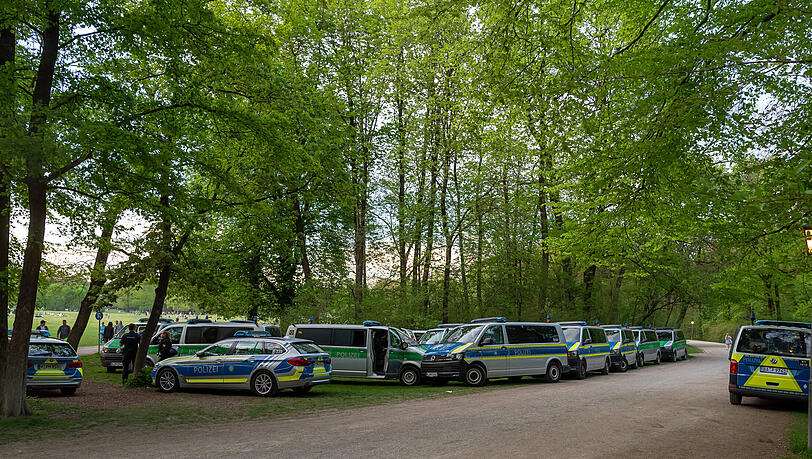 Am Tag nach der Eskalation: Viele Polizeiwagen stehen in den Abendstunden im Englischen Garten. Am Tag nach der Eskalation: Viele Polizeiwagen stehen in den Abendstunden im Englischen Garten.