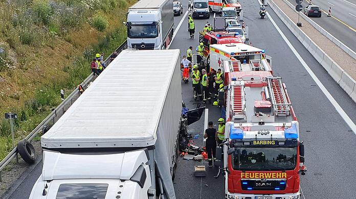 Die vier Insassen des Autos kamen bei dem Unfall ums Leben.
