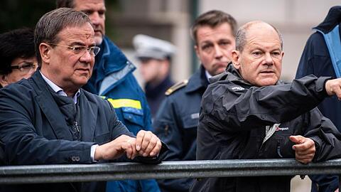 Armin Laschet und Olaf Scholz besuchen Stolberg bei Aachen.