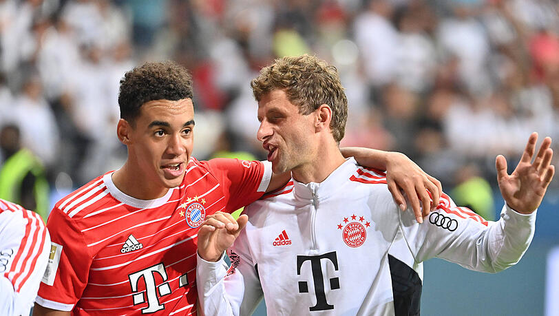 Jamal Musiala und Thomas Müller.