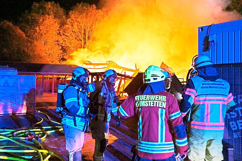 Insgesamt waren über 150 Einsatzkräfte vor Ort.  Am Ende stürzte die Holzhalle vollständig ein.
