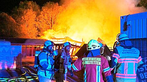 Insgesamt waren über 150 Einsatzkräfte vor Ort.  Am Ende stürzte die Holzhalle vollständig ein.