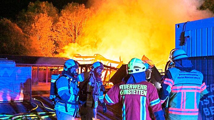 Insgesamt waren über 150 Einsatzkräfte vor Ort.  Am Ende stürzte die Holzhalle vollständig ein.