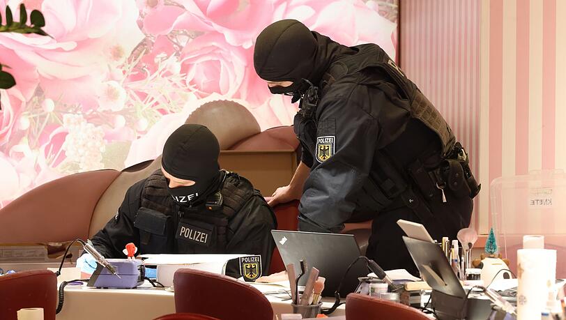Im Januar durchsuchten Bundespolizisten ein Nagelstudio in Düsseldorf. (Archivbild) Im Januar durchsuchten Bundespolizisten ein Nagelstudio in Düsseldorf. (Archivbild)