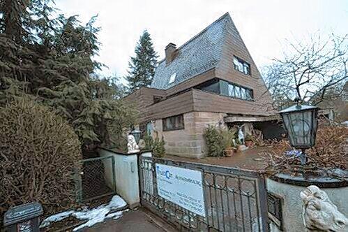 Vor diesem Haus im Nürnberger Nobel-Stadtteil Erlenstegen wurde die Millionärin Elke Zitzmann brutal überfallen.