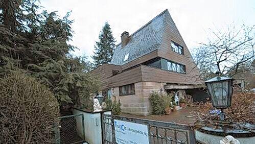 Vor diesem Haus im Nürnberger Nobel-Stadtteil Erlenstegen wurde die Millionärin Elke Zitzmann brutal überfallen. Vor diesem Haus im Nürnberger Nobel-Stadtteil Erlenstegen wurde die Millionärin Elke Zitzmann brutal überfallen.