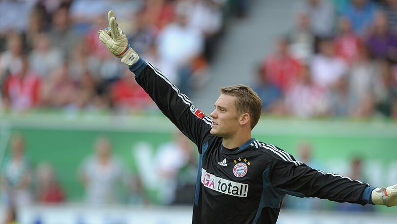 Manuel Neuer ist dem Torsperre-Rekordmeister dicht auf den Fersen. Doch gegenüber seinen fans gibt er sich bescheiden. Manuel Neuer ist dem Torsperre-Rekordmeister dicht auf den Fersen. Doch gegenüber seinen fans gibt er sich bescheiden.