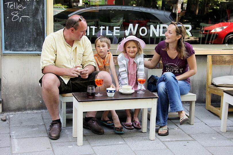 Spielen ist anstrengend: Da drängt sich eine Pause im Café gegenüber geradezu auf. Besonders den Eltern.