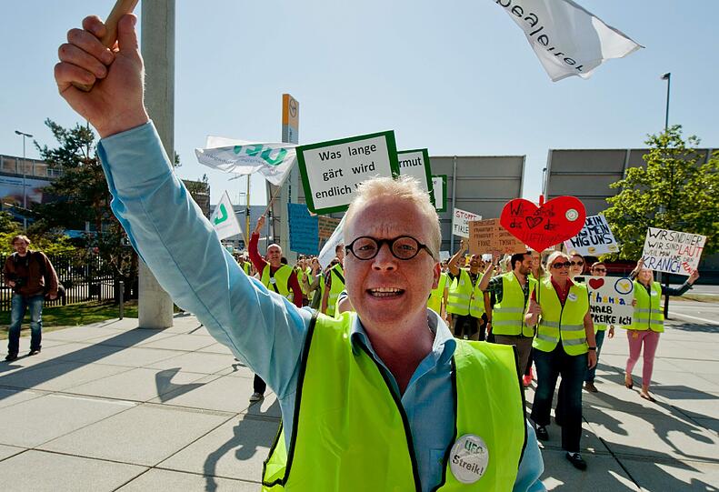 Mit dem UFO-Vorsitzenden Nicoley Baublies an der Spitze ziehen die Flugbegleiter in einem Protestmarsch vor das Lufthansa Aviation Center am Flughafen in Frankfurt am Main.