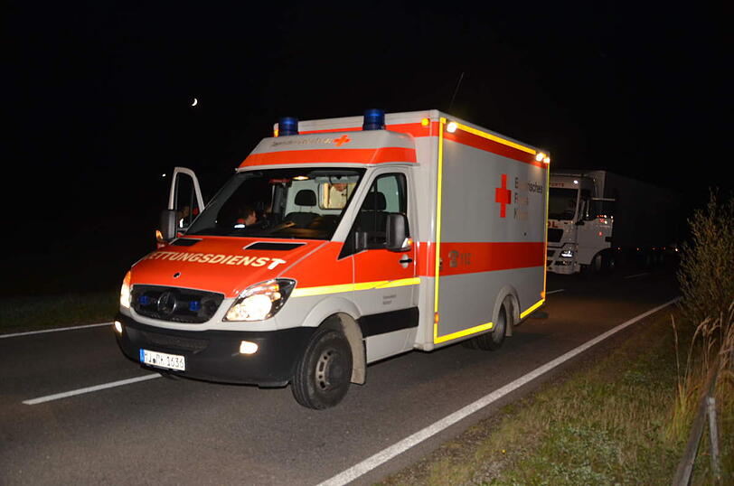 Überholmanöver zum falschen Moment: Zwei Autos krachen frontal ineinander, die beiden Fahrer sind verletzt.