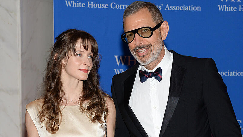 Jeff Goldblum auf dem roten Teppich neben seiner frischen Ehefrau Emilie Livingston Jeff Goldblum auf dem roten Teppich neben seiner frischen Ehefrau Emilie Livingston