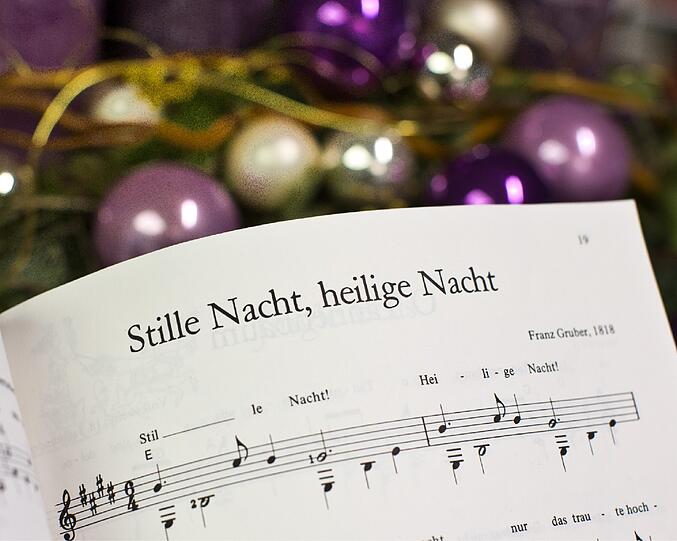 1. In wie viele Sprachen und Dialekte wurde "Stille Nacht", eines der bekanntesten Weihnachtslieder, übersetzt? 
A: 50  B: 200  C: 150  D: 300