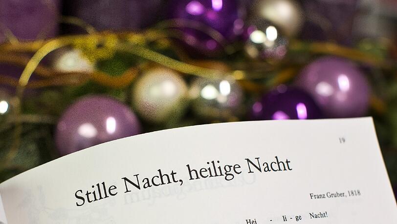 1. In wie viele Sprachen und Dialekte wurde "Stille Nacht", eines der bekanntesten Weihnachtslieder, übersetzt?
A: 50 B: 200 C: 150 D: 300 1. In wie viele Sprachen und Dialekte wurde "Stille Nacht", eines der bekanntesten Weihnachtslieder, übersetzt?
A: 50 B: 200 C: 150 D: 300