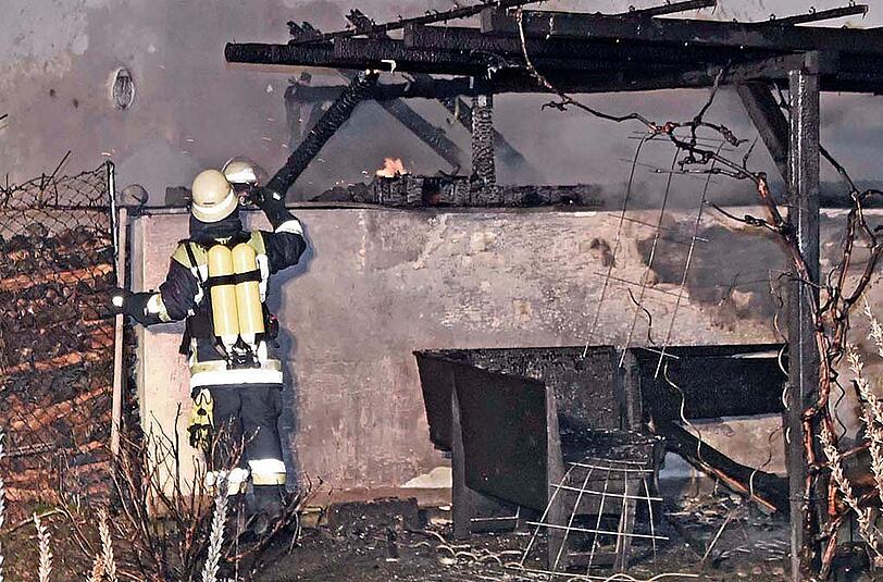 Bilder vom Feuerwehreinsatz in Hohenbrunn. In der Nacht auf Sonntag brannte es auf einer Veranda.
