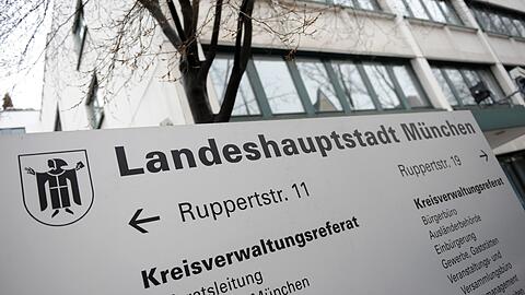 Warum dauert die Bearbeitung der Anträge von ukrainischen Geflüchteten so lange? Das fragt sich auch die CSU im Stadtrat. (Archivbild)