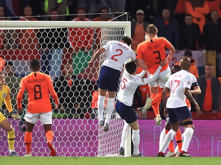 Matthijs de Ligt (3.v.r) triff zum 1:1 für die Niederlande.