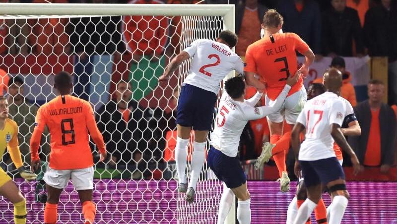 Matthijs de Ligt (3.v.r) triff zum 1:1 für die Niederlande. Matthijs de Ligt (3.v.r) triff zum 1:1 für die Niederlande.