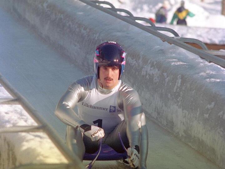 Georg Hackl im Eiskanal von Hunderfossen am 14.02.1994. Foto: Roland Holschneider/Archiv