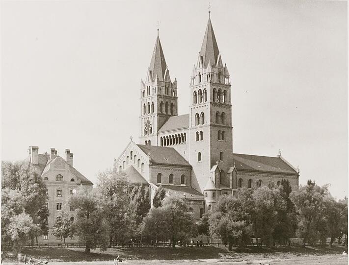 St. Maximilian um 1920: Die Spitzhauben hat der Krieg vernichtet.