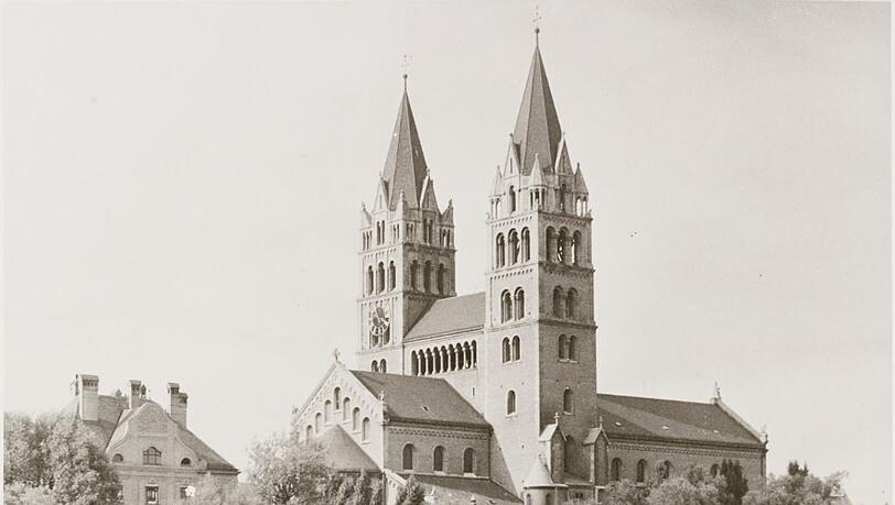 St. Maximilian um 1920: Die Spitzhauben hat der Krieg vernichtet. St. Maximilian um 1920: Die Spitzhauben hat der Krieg vernichtet.