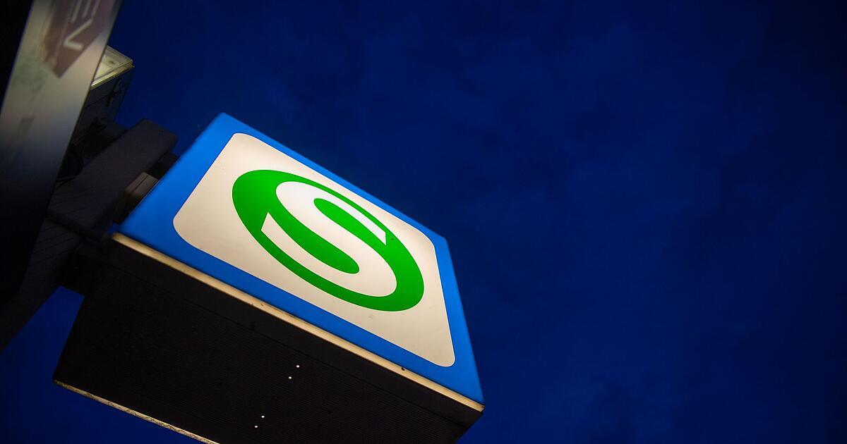 Auto-kollidiert-mit-S-Bahn-Mann-f-hrt-weiter