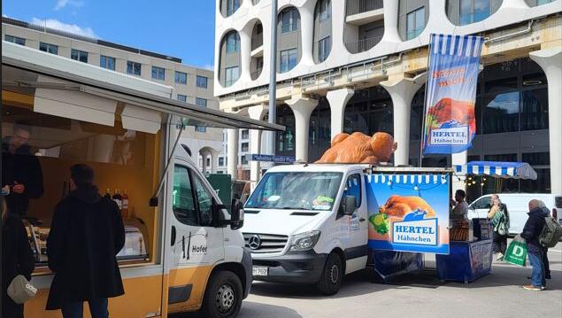 Auch Brathendl gibt es ab jetzt immer donnerstags am Freihamer Wochenmarkt.