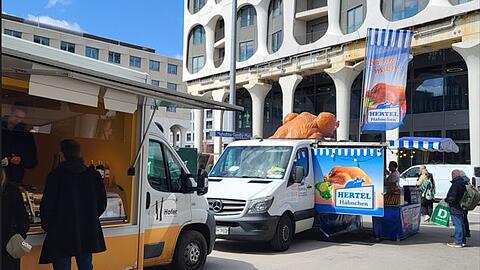 Auch Brathendl gibt es ab jetzt immer donnerstags am Freihamer Wochenmarkt.