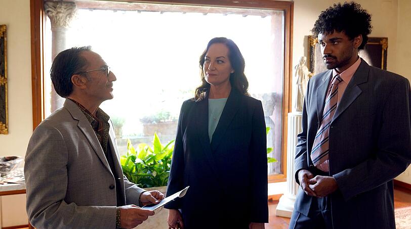 Karla Lorenz (Natalia W&ouml;rner) und ihr neuer Kulturattach&eacute; Florian Martin (Langston Uibel, rechts) suchen den dubiosen H&auml;ndler Moritz Born (Bruno Maccalini) auf. Sie vermuten, dass er Raubgut von Arch&auml;ologen illegal verkauft.