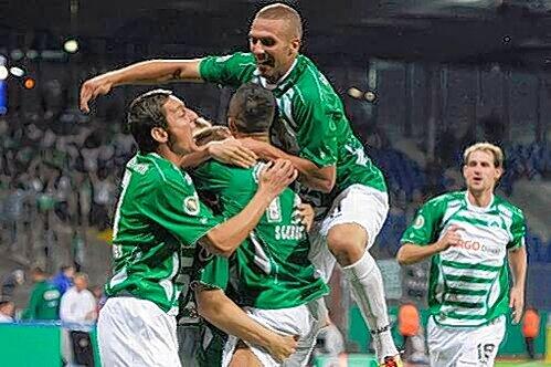 Fürther Jubeltraube nach dem 1:0: Torschütze Bernd Nehrig wird schier erdrückt.
