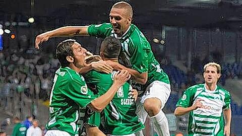 Fürther Jubeltraube nach dem 1:0: Torschütze Bernd Nehrig wird schier erdrückt.