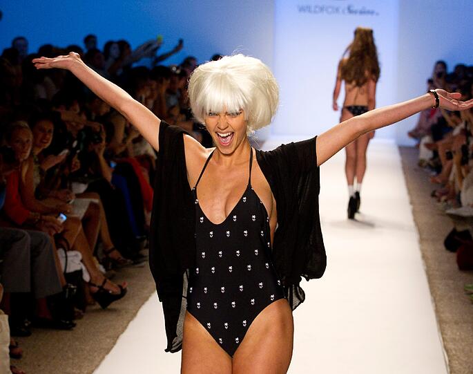 Bei der "Mercedes Benz Fashion Week Swim" präsentieren die Top-Models die angesagteste Bademode - da kann man(n) schon mal ins Schwitzen kommen. Die Bilder.