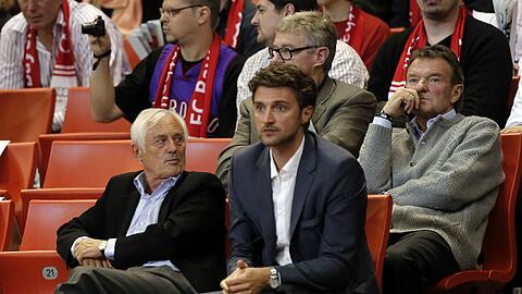 Stiller Beobachter im Audi-Dome: Egon Coordes im Hintergrund, vorne Ex-Vize-Präsident Bernd Rauch (l.) mit Bayerns Sportdirektor Marko Pesic.