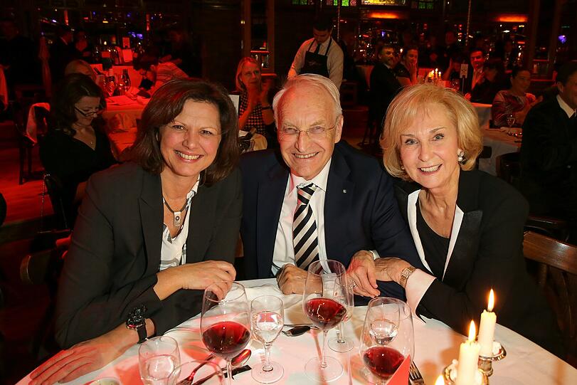 Am Ehrentisch: Ilse Aigner (l.) und Edmund Stoiber mit Ehefrau Karin.