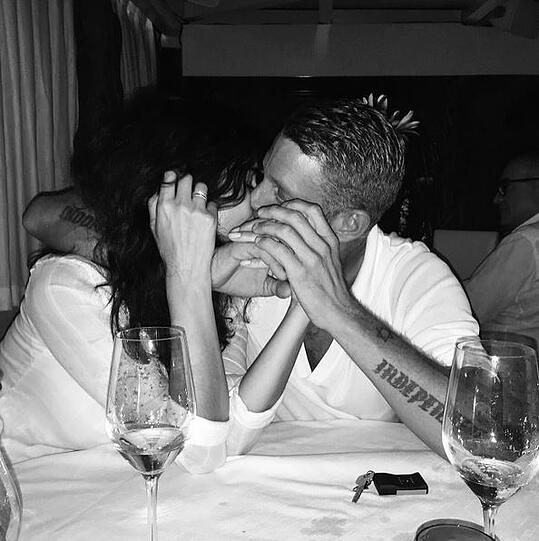 Ein Kuss für sein deutsches Model: Auch Lapo Elkann schreibt unter sein Turtel-Foto auf Instagram "Kostbare Momente".