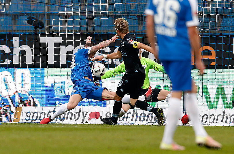 Löwe Stefan Aigner scheitert mit einer Chance im Spiel des TSV 1860 München beim VfL Bochum.