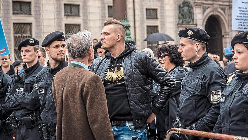 Eine AfD Kundgebung am Odeonsplatz aus dem Jahr 2016 - mit dem rechten Rapper Chris Ares (Mitte).