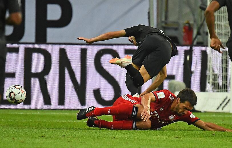 MATS HUMMELS - NOTE 3: Als Abwehrchef souverän, aber auch resolut. Sah Gelb für ein "Notbremschen" gegen Gacinovic kurz vor der Pause. Ansonsten war diese Eintracht-Offensive keine Prüfung für ihn.