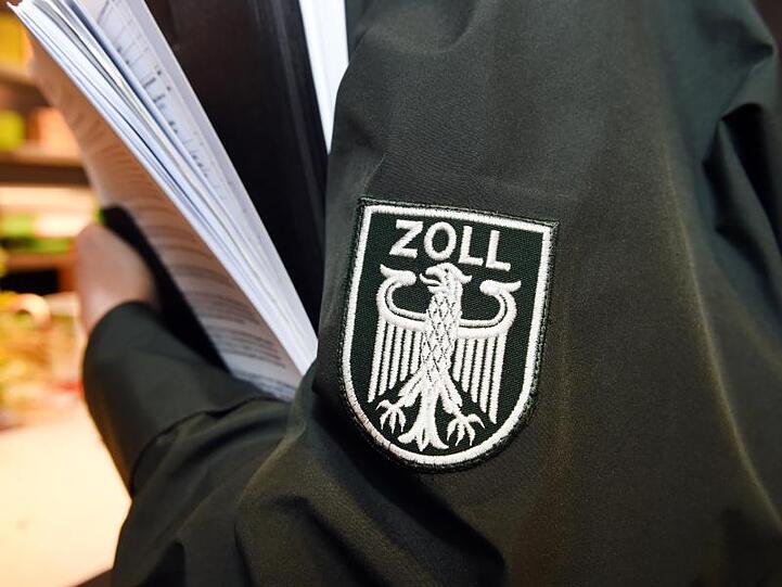 Das Logo der deutschen Zollbehörde ist an einer Uniform zu sehen. Foto: Stefan Sauer/dpa-Zentralbild/ZB/Symbolbild