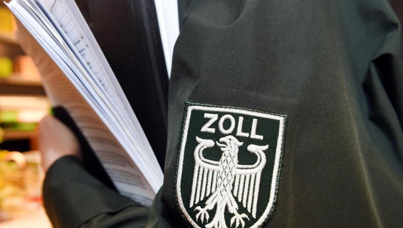 Das Logo der deutschen Zollbehörde ist an einer Uniform zu sehen. Foto: Stefan Sauer/dpa-Zentralbild/ZB/Symbolbild Das Logo der deutschen Zollbehörde ist an einer Uniform zu sehen. Foto: Stefan Sauer/dpa-Zentralbild/ZB/Symbolbild