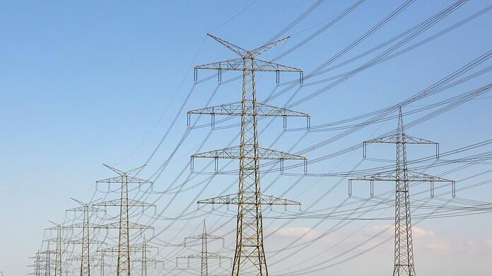 Die Energiewende setzt auf den Ausbau der Erneuerbaren - doch dafür müssten die Stromnetze massiv ausgebaut werden.