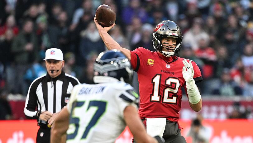 Quarterback Tom Brady (r) und seine Buccaneers setzten sich gegen die Seahawks durch.