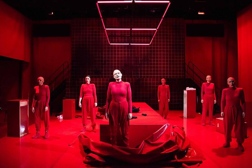 Wie in einem Bluttempel: Alle Sängerinnen und der Sänger (Haozhou Hu, zweiter von rechts) der Aufführung im Akademietheater. Vorne in der Mitte Laura Mayer als Holofernes.