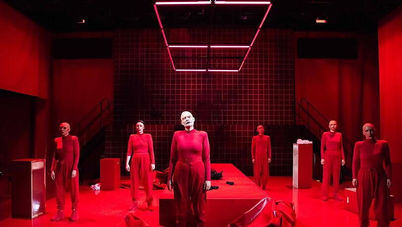Wie in einem Bluttempel: Alle Sängerinnen und der Sänger (Haozhou Hu, zweiter von rechts) der Aufführung im Akademietheater. Vorne in der Mitte Laura Mayer als Holofernes. Wie in einem Bluttempel: Alle Sängerinnen und der Sänger (Haozhou Hu, zweiter von rechts) der Aufführung im Akademietheater. Vorne in der Mitte Laura Mayer als Holofernes.