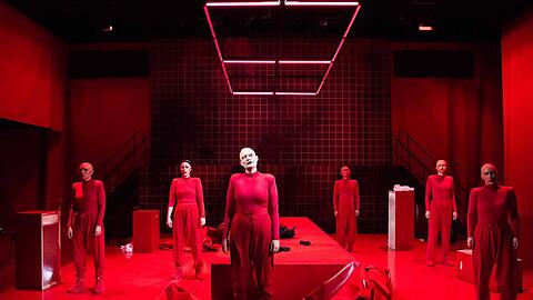 Wie in einem Bluttempel: Alle Sängerinnen und der Sänger (Haozhou Hu, zweiter von rechts) der Aufführung im Akademietheater. Vorne in der Mitte Laura Mayer als Holofernes.