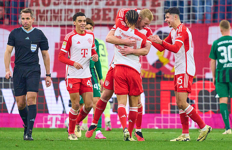 Aleksandar Pavlovic (r.) feiert mit seinen Mitspielern einen Treffer von De Ligt.