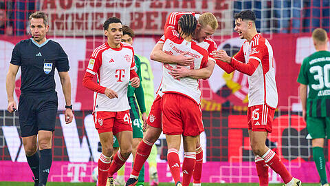 Aleksandar Pavlovic (r.) feiert mit seinen Mitspielern einen Treffer von De Ligt.